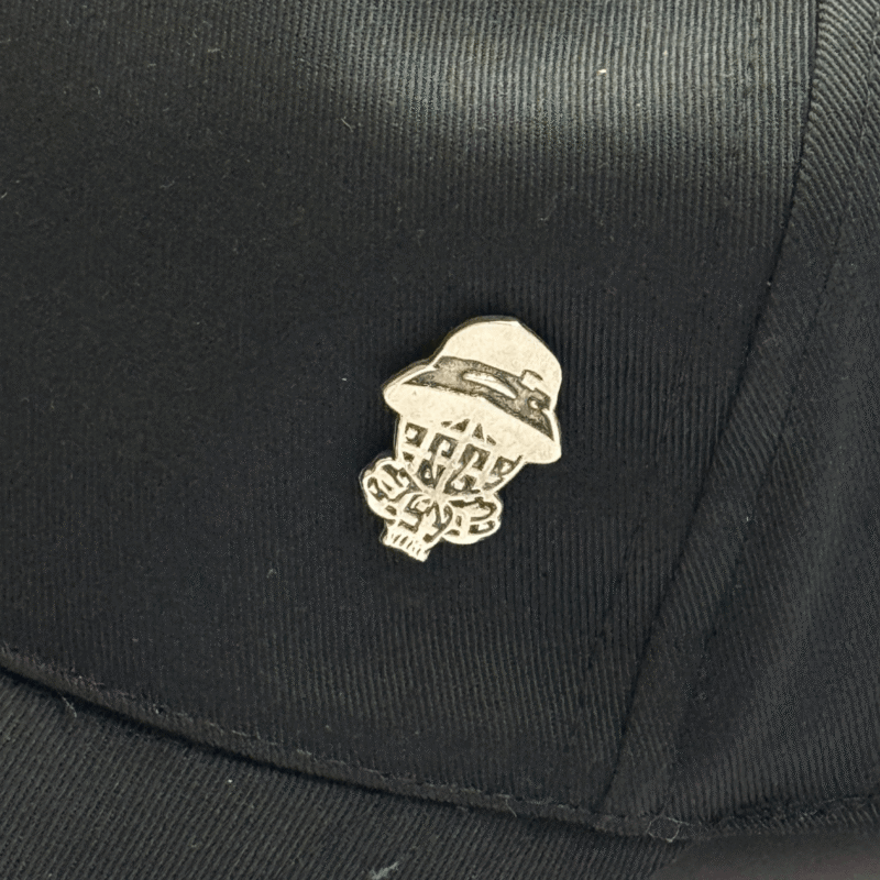 Kežual Metal kačket crni - znak sa strane